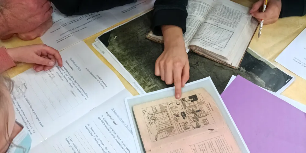 Les élèves des classes de CM1 A et CM1/CM2C aux Archives Départementales de la Somme