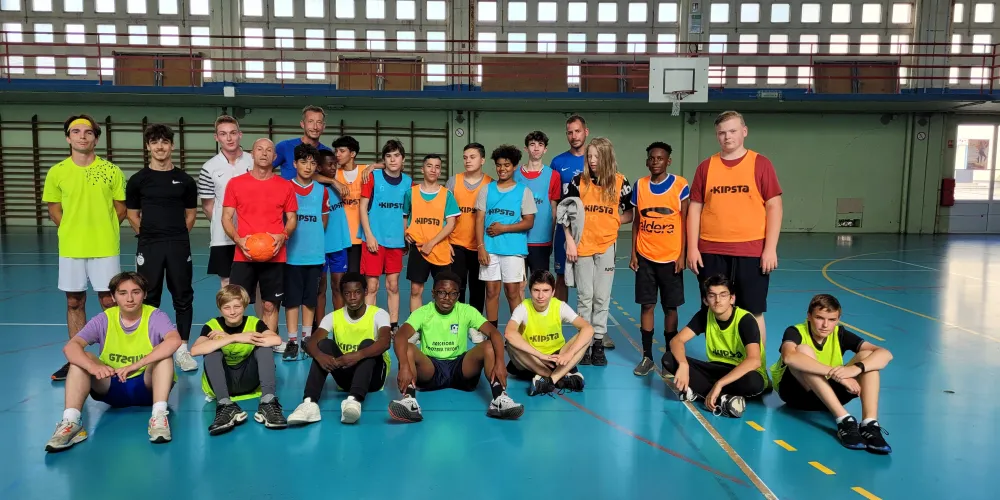 Rencontre sportive entre professeurs, éducateurs et élèves internes