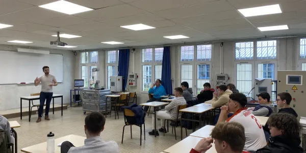 visuel Un ancien &eacute;tudiant parle &agrave; la promotion 2022-2023 ...